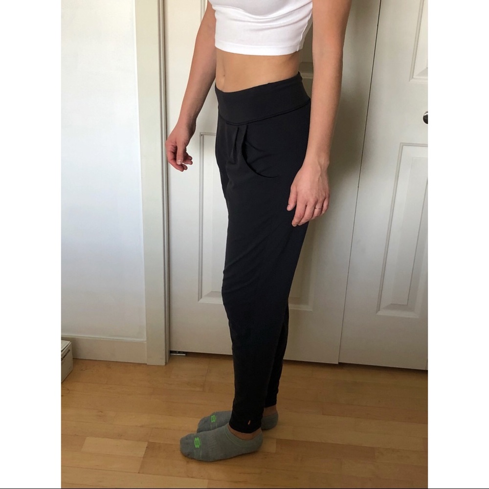 Lucy pleated tapered jogger pant